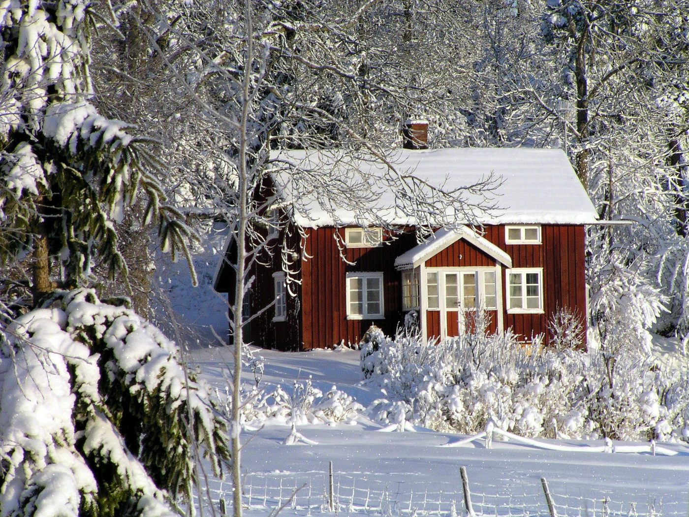 Hus i snölandskap