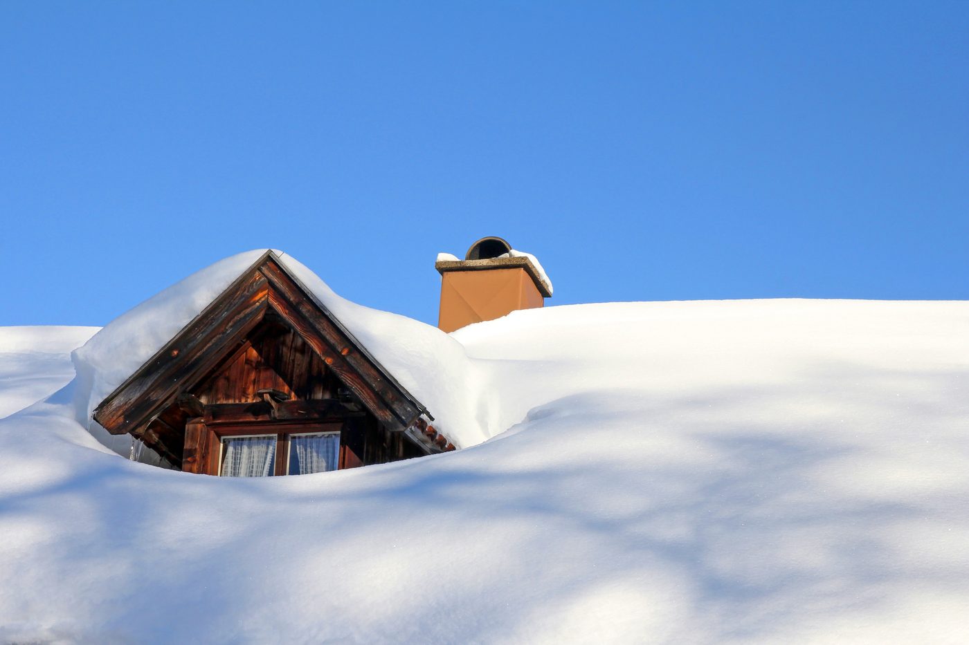 Insnöat takfönster